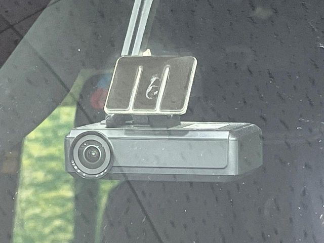 【ドライブレコーダー】安心・安全なカーライフに必須のドライブレコーダーを装備！走行中はもちろん、あおり運転や事故に遭遇した際の状況も映像で記録し、万一のリスクに備えます。