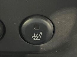 【シートヒーター】寒い日に重宝するシートヒーター！エアコンより早く温まってくれるので寒がりの人も安心ですね♪エアコンの温風は乾燥するから苦手、という方にもをおすすめです。