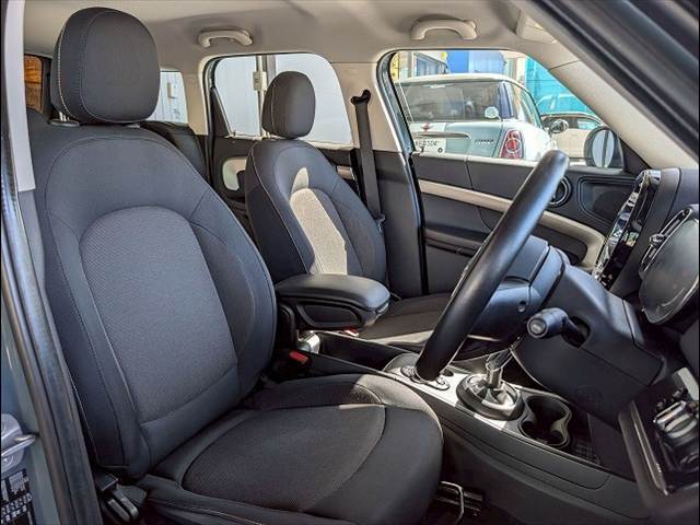 車内もキレイで嫌な臭いもありません！ご納車後の臭いが付きにくくなる「空気触媒コーティング」もご用意しております。愛車を大切に乗って頂く、お子様がいらっしゃるお客様にご好評いただいております。