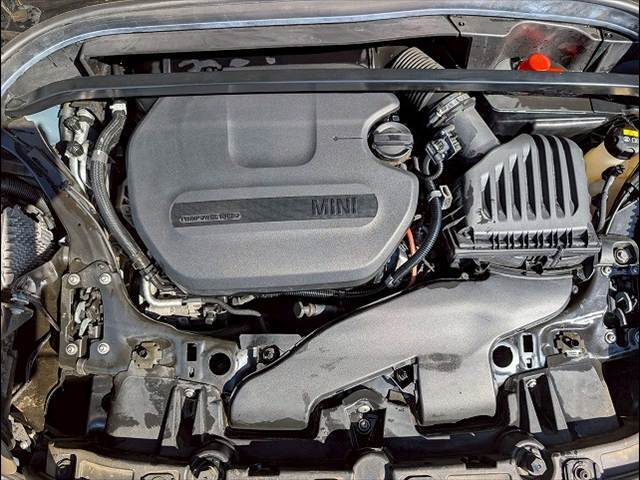 有償の修理保証「GS　WARRANTY」　をご用意。初年度登録13年未満10万km以下の輸入車まで加入でき、保証範囲も広く、輸入車238種類，無料ロードサービスも付いています。