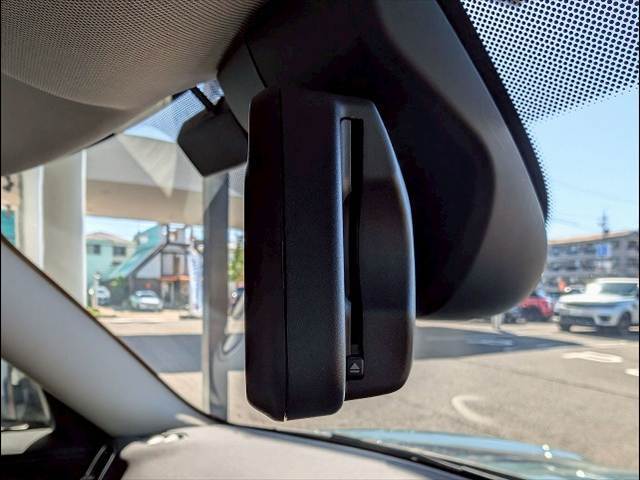 MINI純正の【ミラー一体型ETC】が装備されております！ETC2.0対応で高速道路と自動車がリアルタイムで情報連携し、渋滞迂回ルートや安全運転をサポート！便利で快適なドライブを手助けします！