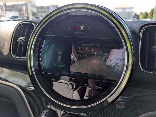 【バックカメラ】装備。後方確認に役立ち、楽々駐車やバックをしていただけます。