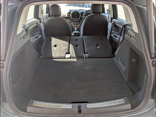 リアゲート内は広々使えます。シートアレンジ次第で遊び・通勤・送り迎え・買い物と自由が広がります！！