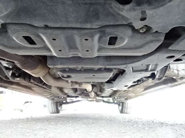 本州仕入れにより実現！！サビが少なく大変状態の良いお車です！！　当店ではサビが無いを売にしていますので加工などせず仕入れてそのままの状態をお見せしております、オプションにて下回り加工致します。