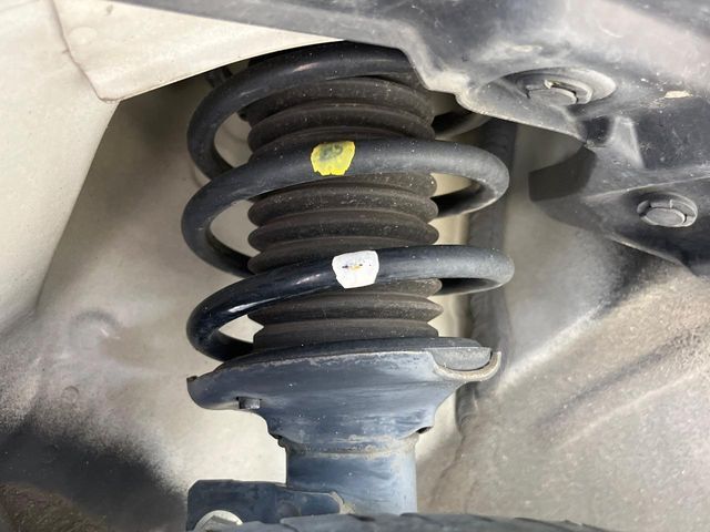 お車を安心してお乗りいただく為には、足回りの定期点検が欠かせません。サービスサポート（有償保証）では無料点検もご提供しており、安心のカーライフをお過ごしいただけるサポート体制が整っています。