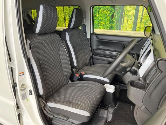 運転席まわりには十分なスペースがあり、大柄な方でもゆったり運転していただける環境です。