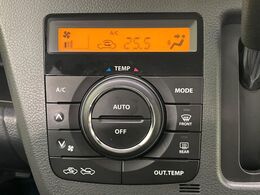 【オートエアコン】一度お好みの温度に設定すれば、車内の温度を検知し風量や温度を自動で調整。暑い…寒い…と何度もスイッチ操作をする必要はありません。快適な車内空間には必須の機能ですね♪