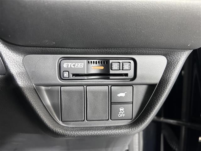 【ETC】有料道路を利用する際に料金所で停止することなく通過できる、ETC車載器（ノンストップ自動料金収受システム機器）が装備されています。セットアップを行うことで利用可能になります。