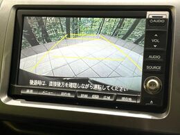 【バックカメラ】駐車時に後方がリアルタイム映像で確認できます。大型商業施設や立体駐車場での駐車時や、夜間のバック時に大活躍！運転スキルに関わらず、今や必須となった装備のひとつです！