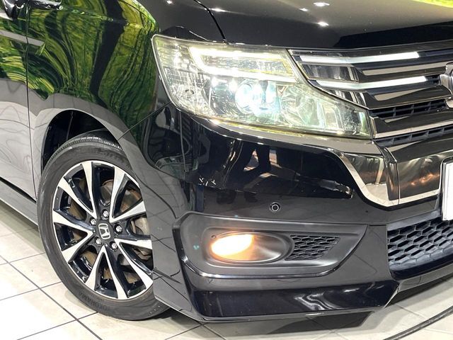 【HIDヘッドライト】非常に明るく前方を照らしてくれるので、悪天候や夜間の走行時も視界良好で安心してお乗りいただけます。