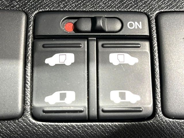 【両側パワースライドドア】スマートキーや運転席のスイッチで後席両側スライドドアの開閉が可能♪電動だから力を入れてドアを開ける必要が無く、小さなお子様でも簡単に開け閉めでき快適です♪