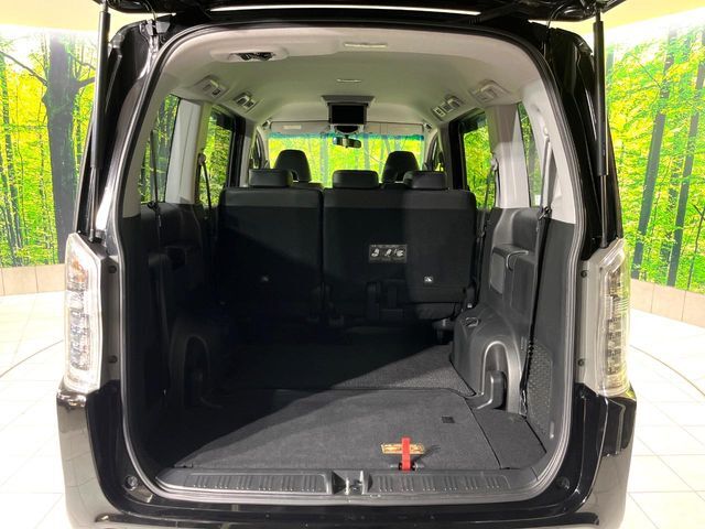 後席を格納すると、これだけの広さが！シーンに合わせたシートアレンジで、大きな荷物も積むことが出来ます♪