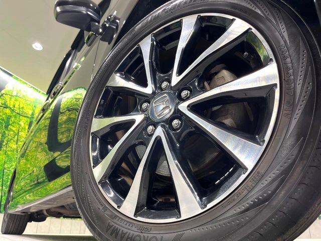 【純正17インチアルミホイール】外観にマッチした純正アルミホイールを装着しております。各種社外アルミホイールや、スタッドレスタイヤも取扱いしております。是非ご相談ください♪