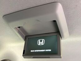 【フリップダウンモニター】大画面モニターで後席でもエンタメをお楽しみいただけます。小さなお子様にも大人気の装備です♪