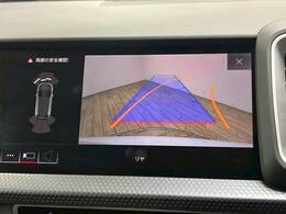 【カラーバックモニター】を装備しております。リアの映像がカラーで映し出されますので日々の駐車も安心安全です。