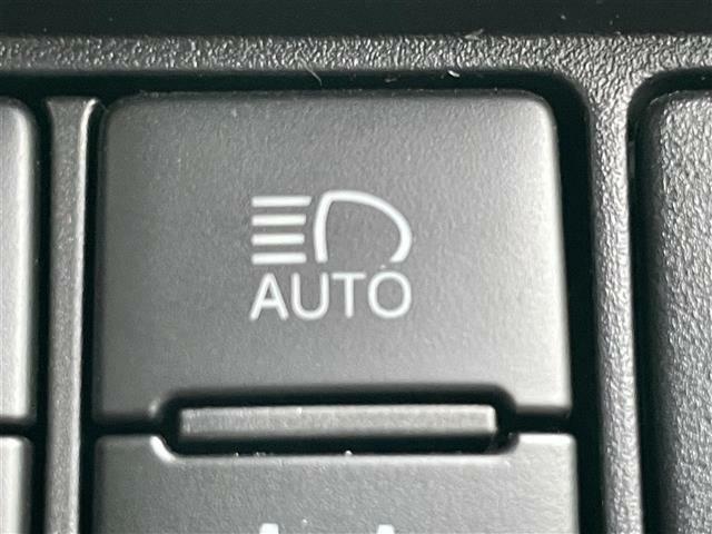 【オートマチックハイビーム（AHB）】先行車や対向車のライトを認識し、ハイビームとロービームを自動で切り替える機能です。