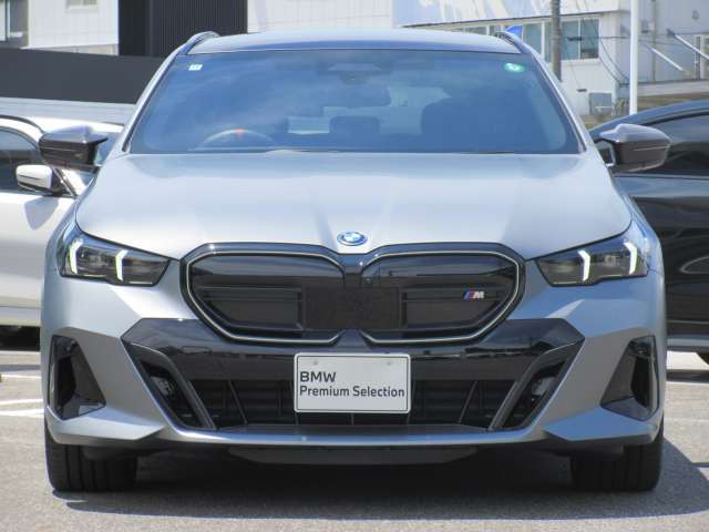 納車前に360度チェックを実施。エンジン、トランスミッション、サスペンションはもちろんのこと、マフラーやエアコンなどの電気系統やコンピュータ・システムなどを詳細に点検します。