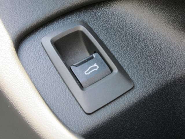 電動リアゲート装備です。バンパー下でのキックスイッチも装備されております。