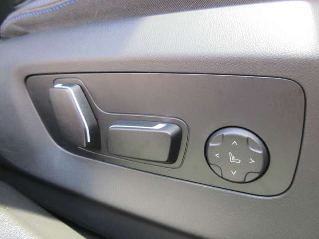 運転席メモリー付きフロント電動シート装備。