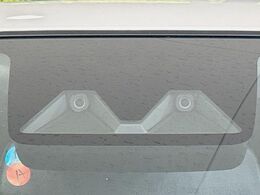 【スマートアシスト】走行中に前方の車両等を認識し、衝突しそうな時は警報とブレーキで衝突回避と被害軽減をアシスト。より安全にドライブをお楽しみいただけます。