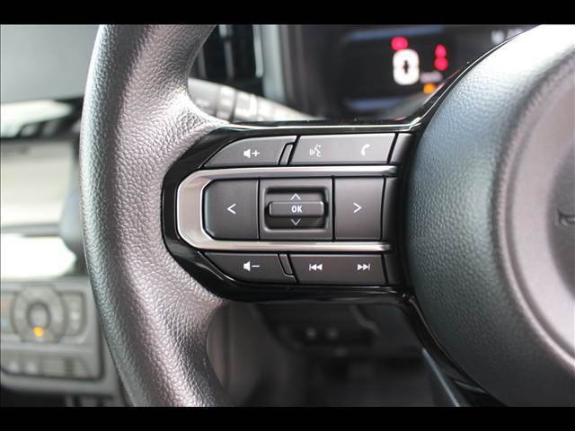 店内の大きなショールームには人気車種を展示してあります。暑い日でも涼しい店内でゆっくりご覧いただけます。