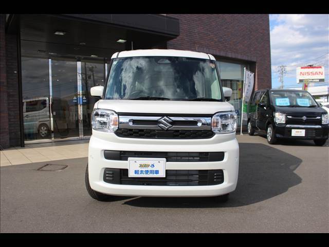 広い展示場には目移りしちゃうくらい軽・届出済未使用車が展示されてます