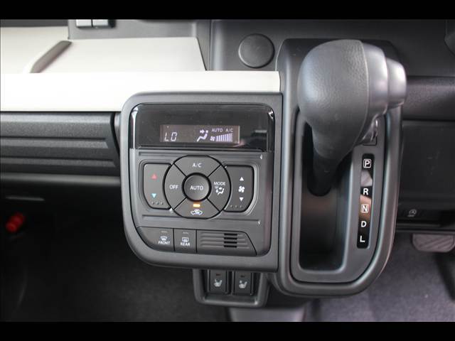 アベカツの納車式☆花束＆ゴールデンキーをもっての記念撮影☆10年に1度と言われるお車の買い替え。忘れられない瞬間をスタッフと主役のお客様で作り上げましょう！！