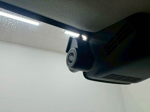 ドライブレコーダーを装備してます。万が一の事故や運転中のトラブルなど、映像が録画されているとひと安心な必須装備ですね。