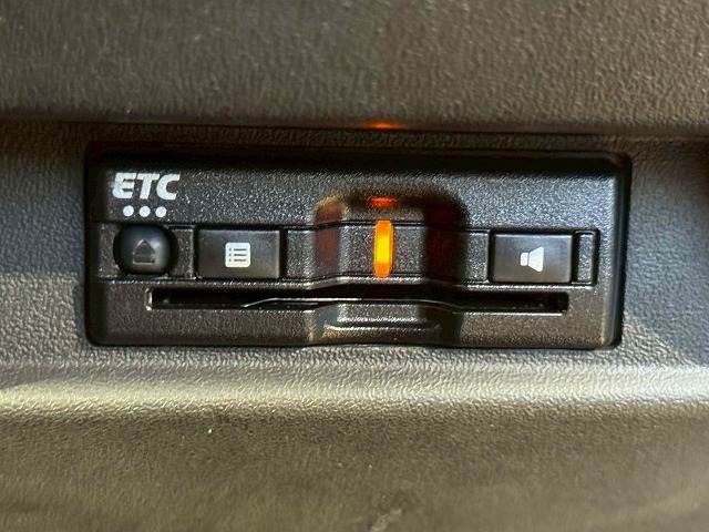 【ETC車載器】を装備しておりますので、ご納車直後からの遠距離ドライブも可能です。土日の利用料金の割引や、朝夕の通行料金を割引料金で高速道路をお楽しみいただけます。