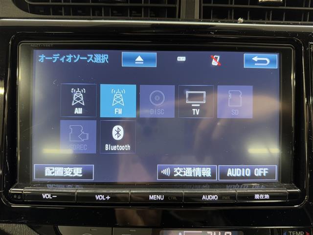 【純正ディスプレイオーディオ】FM・AMラジオやブルートゥース接続など多彩な機能を併せ持っており、インパネ周りがすっきりしてますね！追加オプションでナビ機能やフルセグTV視聴、DVD再生なども可能です