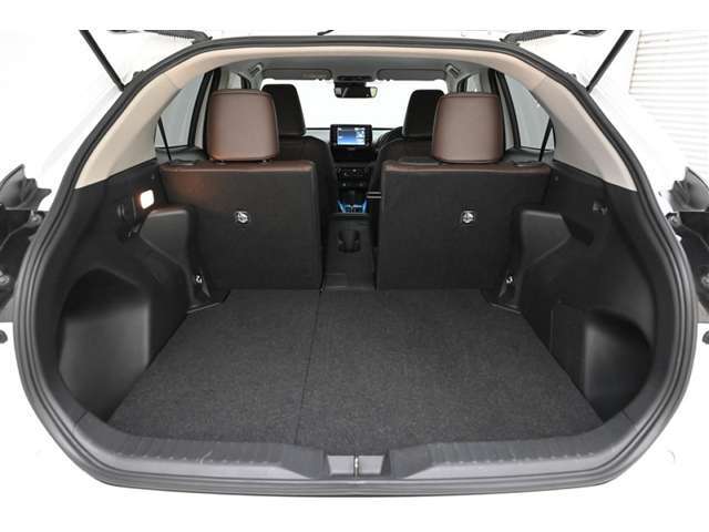 真ん中だけを倒せば、長尺物をスムーズに積むことができます。（ボトルホルダー2本付）