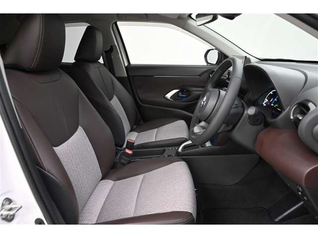 運転席/助手席です。　シンプルながら座り心地が良く、ホールド感もあり疲れにくいシートです。