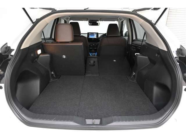 リヤシートは、4：2：4分割可倒式です。　載せる荷物によりシートアレンジが可能です。