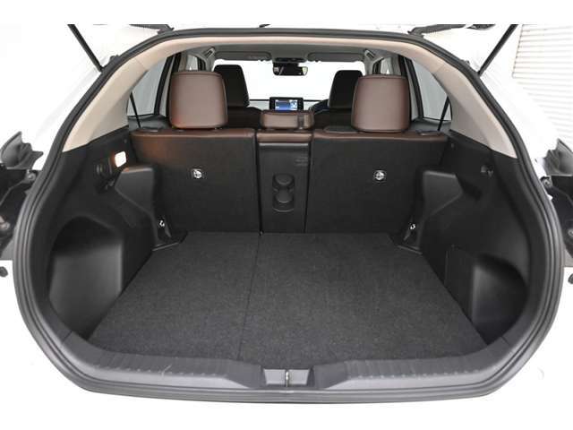 上下左右を使い分けて、荷物にピッタリのラゲージ。　載せる荷物に合わせて荷室床面の高さを2段階に調整可能。　床面を6：4分割で高さを分けることもできます。