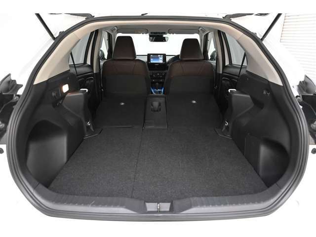リヤシートをすべて前倒しした状態。　広いスペースが出現！　載せる荷物によりシートアレンジが可能です。