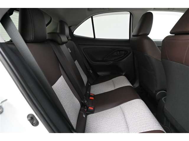 リヤシートです。　足元にもゆとりがありゆったりと座れます。　座面も高さがあり、乗り降りもラクにできます。