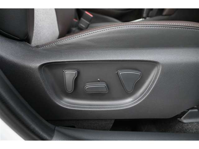 運転席にはパワーシートを装備しています。