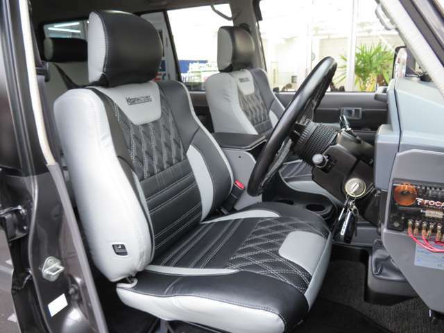 黒×グレーのフルオーダー本革調シートカバー！前席はシートヒーターも装備。