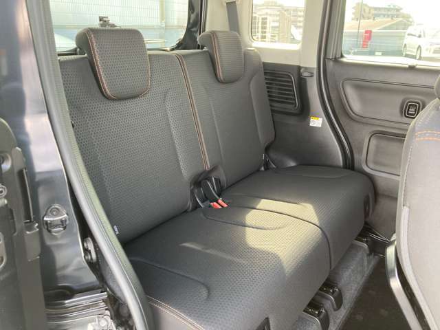 後部座席はプライバシーガラスで す。断熱効果があるので、日光に よる車内温度の上昇を防いでくれ ます。その為、夏場のエアコンは 効きが良くなり、快適に過ごせま す。