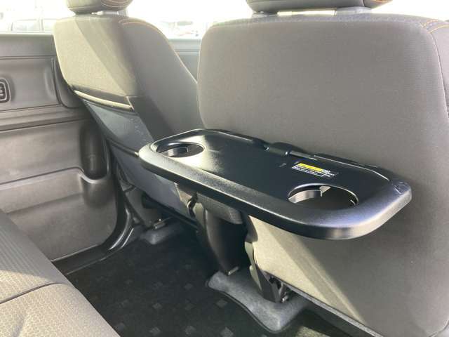 運転席の後ろには簡易テーブルとドリンクホルダーが付いてます！