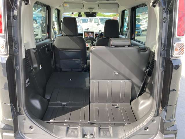 独立しているので荷物に応じて変更ができます。後部座席もスライドして調整が出来ます。
