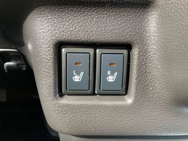 運転席と助手席それぞれシートヒーターが付いているので体の芯から温まります！