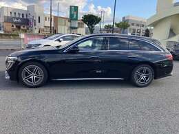 ステーションワゴンならではの伸びやかなルーフラインが印象的です。