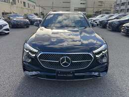 フロントグリル中央に大きく輝くスリーポインテッドスター。メルセデスならではのステータスを強く感じる事ができます。