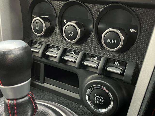 オートエアコンがついております。運転席、助手席でエアコン温度を変えられる機能がついております！！もちろんエンジン始動時はプッシュスタートになります！