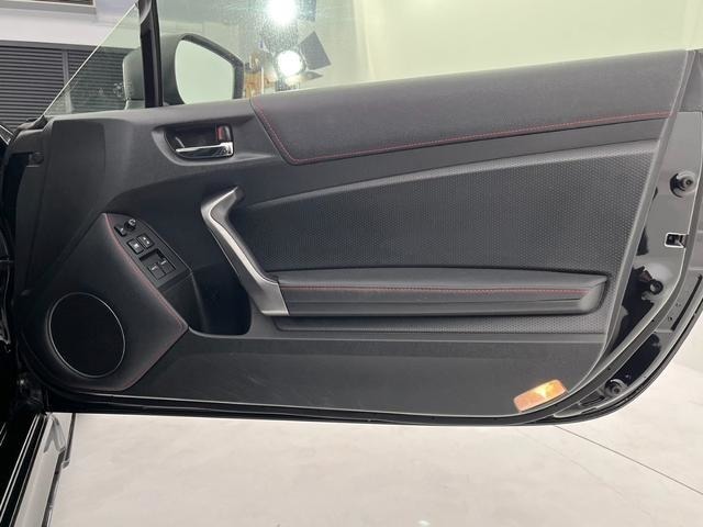 運転席ドアの内張もとてもきれいです！！ドアノブ部分がシルバーになっておりますので、ブラック基調の内張りとの相性GOOD！！