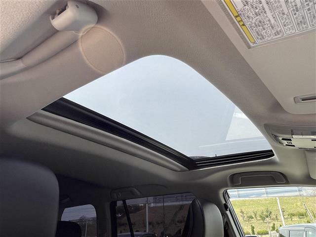 【ツインムーンルーフ】解放感溢れるトヨタのサンルーフです！車内には爽やかな風や太陽の穏やかな光を取り込みます。頭上のスイッチでムーンルーフを開閉・チルトアップ/ダウンできます。