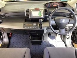 車内は光触媒抗菌消臭施工済です。インパネ周りはスタイリッシュなデザインです。グローブボックスやカップホルダーのほかにトレーなどたくさんの収納スペースが付いています。