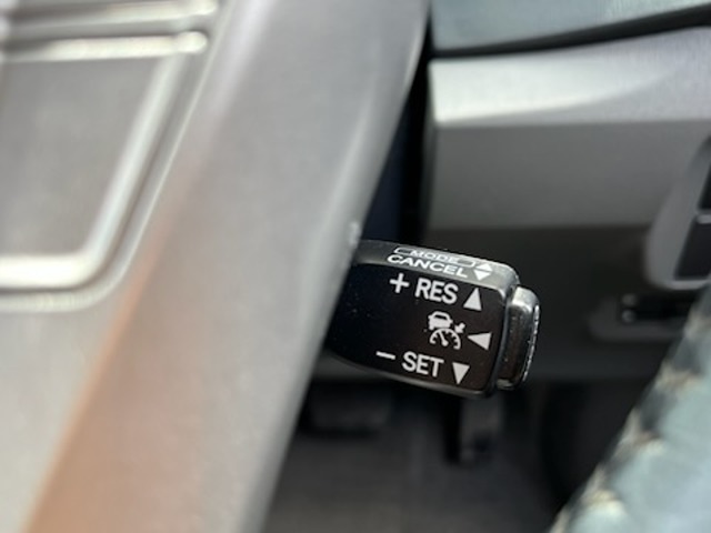 あると嬉しい♪追従型レーダークルーズコントロール装備♪前車との距離を自動的に調整してアクセルワーク・ブレーキ調整をしてくれます！！