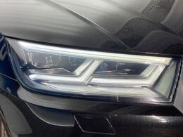 ●マトリクスLEDヘッドライト：LEDハイビームが多数独立で存在し、ハイビーム時に対向車や前方を走る車の部分をロービームに切り替えが可能！！シーケンシャルウインカーも装備！！